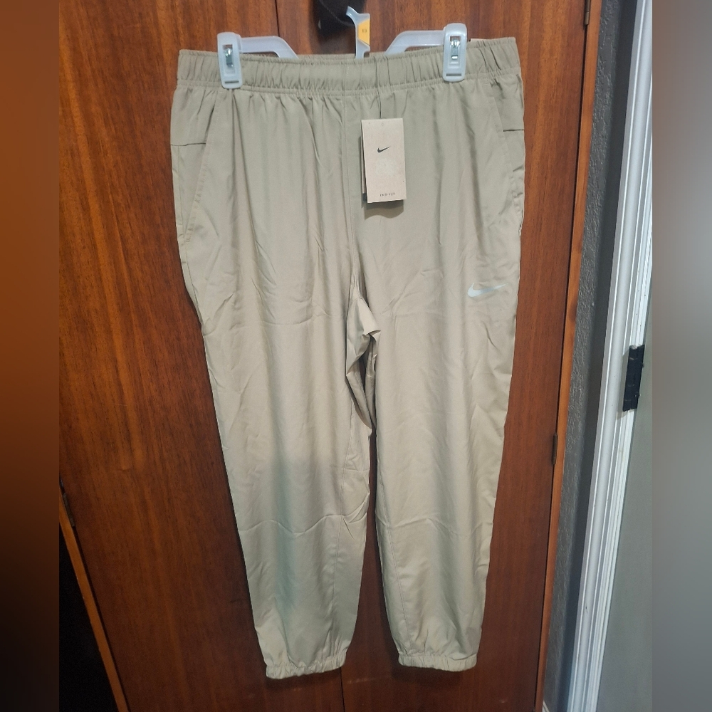 Nike Men's Form Dri-FIT Tapered Versatile Pants LARGE Desert Khaki